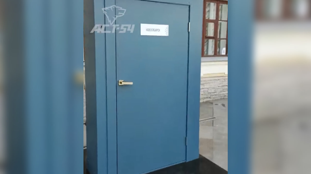 На набережной в Санкт-Петербурге появилась дверь в Новосибирск