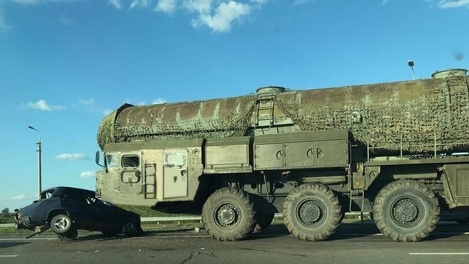 Машина всмятку: Porsche устроил массовое ДТП с военной техникой на трассе Барнаул-Новосибирск. ВИДЕО