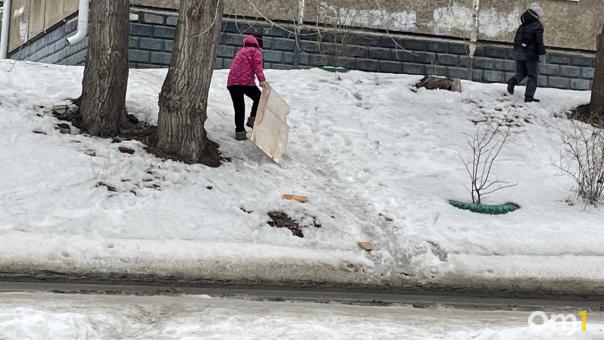 В Омске дети катаются с горки прямиком на проезжую часть