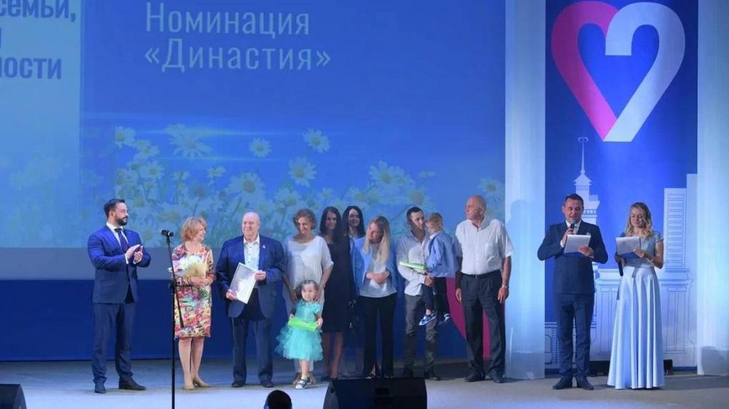 Виталий Хоценко поздравил победителей премии «Семья года»