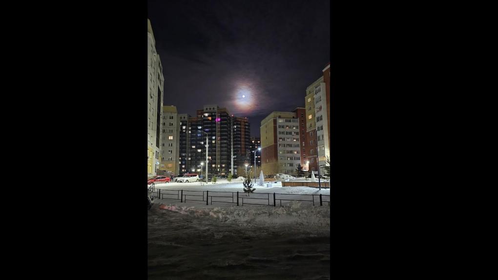 Ночью омичи могли наблюдать венец вокруг полной Луны