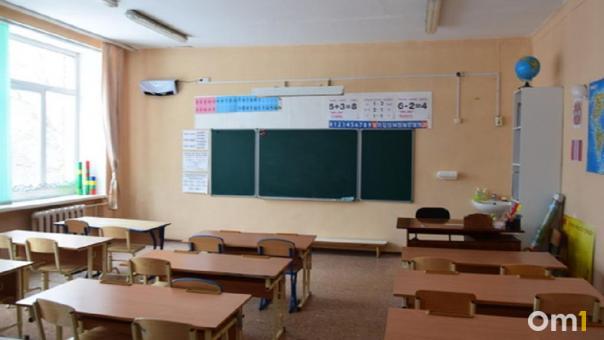 Омских школьников заставляют переходить на карты неизвестного банка для оплаты питания