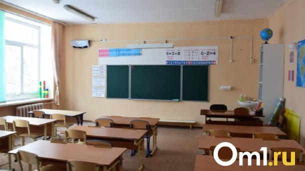 Омских школьников заставляют переходить на карты неизвестного банка для оплаты питания