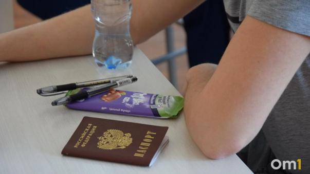 Учёба вместо отдыха: половина омских выпускников на каникулах готовилась к ЕГЭ