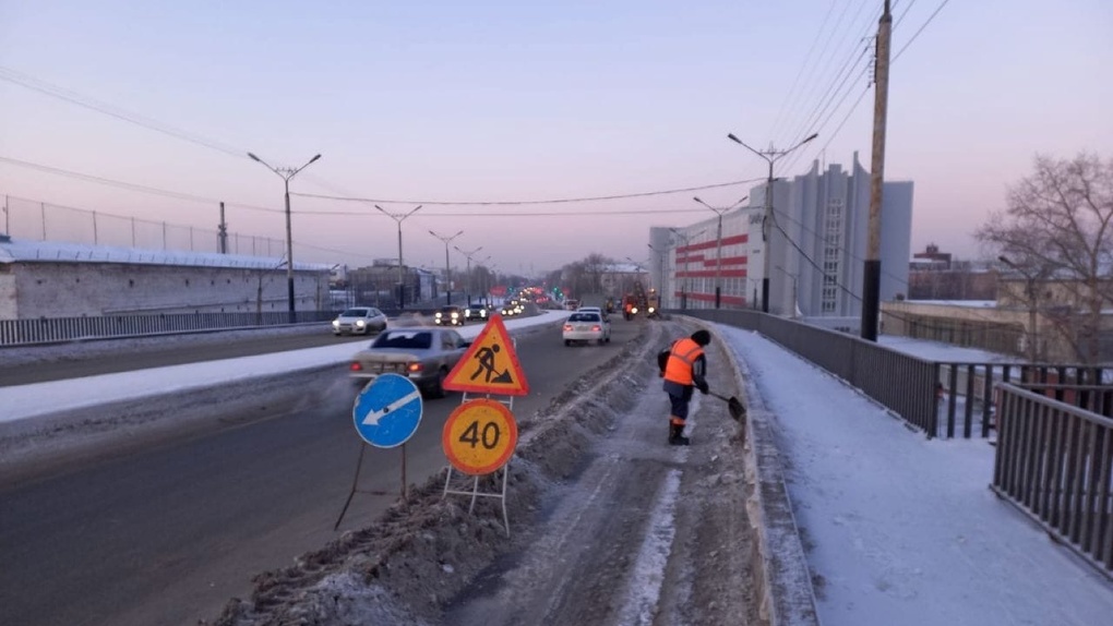 С последствиями снегопада в Омске борются более 140 единиц спецтехники