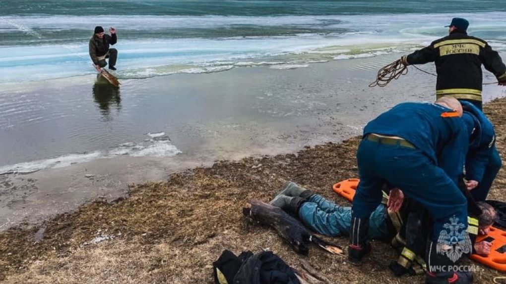 Омские спасатели с помощью верёвки вытащили из воды рыбака, провалившегося под лёд