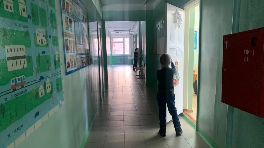 Дистант для школьников и студентов: в Омске озвучили решения оперштаба из-за вспышки омикрона