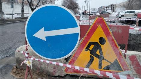 Женщина провалилась под землю во дворе дома в Бердске