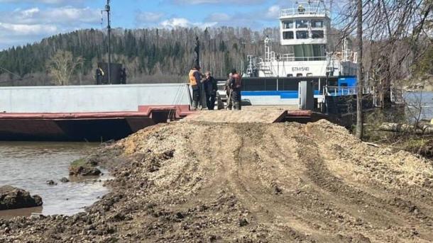 Из-за поднятия Иртыша на севере области пришлось восстанавливать переправу