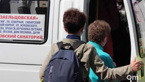 Водитель маршрутки пытался выгнать пассажирку за оплату проезда копейками в Новосибирске. ВИДЕО