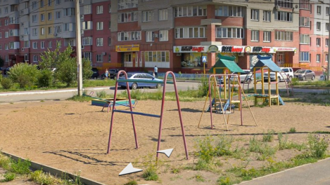 Жильцы дома на Заозёрной в Омске выступили против сноса детской площадки