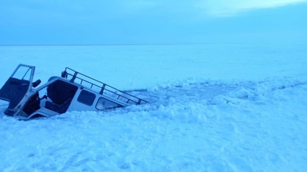 Почти полностью ушёл под воду: автомобиль УАЗ провалился под лёд в Новосибирской области