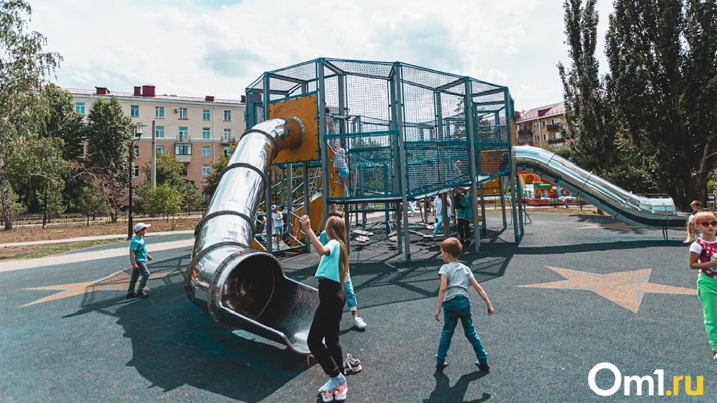 Детскую площадку на бульваре Победы в Омске демонтировали из-за аварийного состояния
