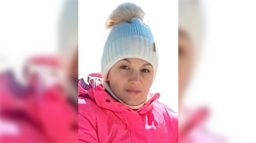 34-летняя женщина в розово-сером горнолыжном костюме пропала в Новосибирской области
