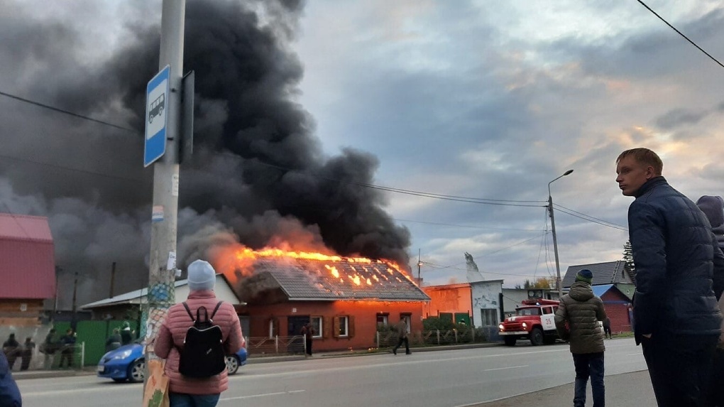 Дом сгорел из-за... пожарных. Омич обвинил спасателей в неподготовленности к ЧС