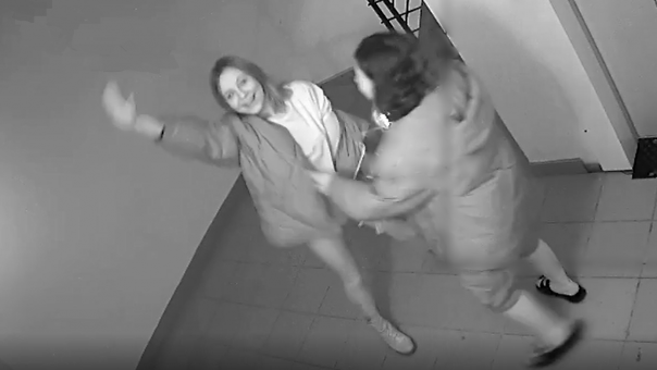 Сцену раздевания девушки в подъезде запечатлела видеокамера в Новосибирске