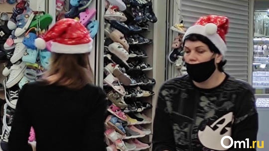 Новосибирских торговцев обязали носить новогодние шапочки