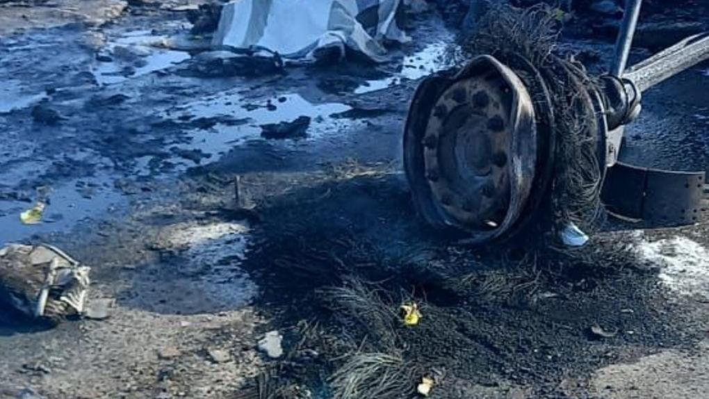 Опубликованы жуткие фото с места аварии на трассе Тюмень – Омск, где погибло семь человек