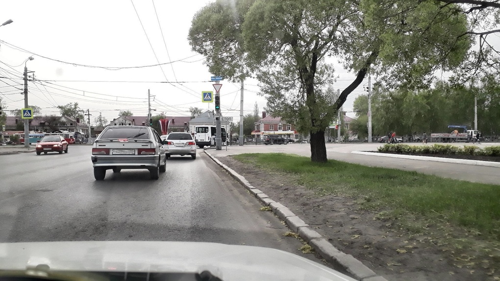 Проезд омск. Пересечение Омской и Богдана Хмельницкого. Улицы Омска в часы пик. Авария на Богдана Хмельницкого Омск 05022021 район Лизы Чайкиной. Богдан Хмельницкий перекресток фото.