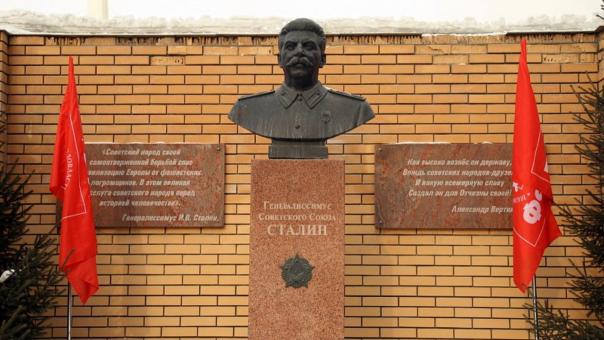 «Забыть никогда нельзя»: в Новосибирске почтили память Иосифа Сталина