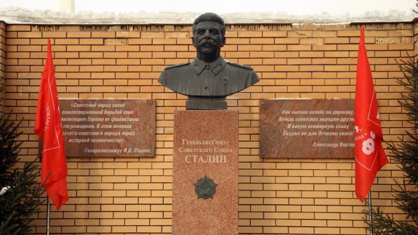 «Забыть никогда нельзя»: в Новосибирске почтили память Иосифа Сталина
