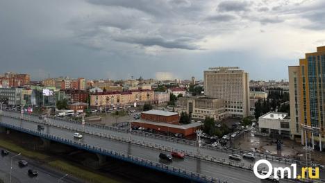 Под Омском ураган развалил балкон в жилом доме