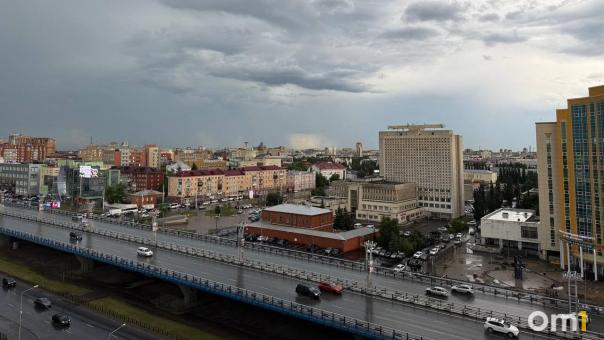 Под Омском ураган развалил балкон в жилом доме