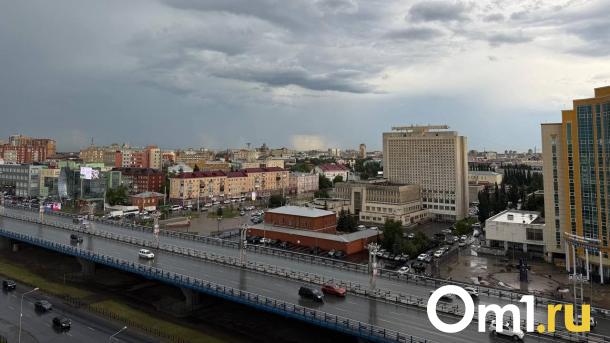 Под Омском ураган развалил балкон в жилом доме