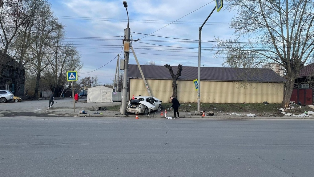 Новосибирский водитель Toyota врезался в столб и бросил умирающего пассажира. ФОТО