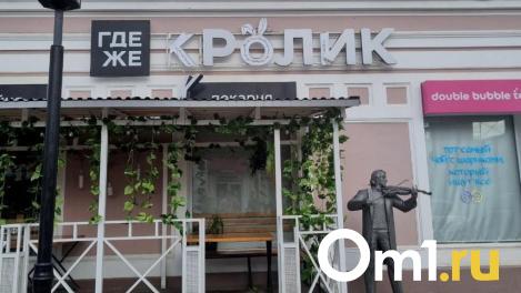Вандалы разгромили вывеску семейного ресторана в центре Омска
