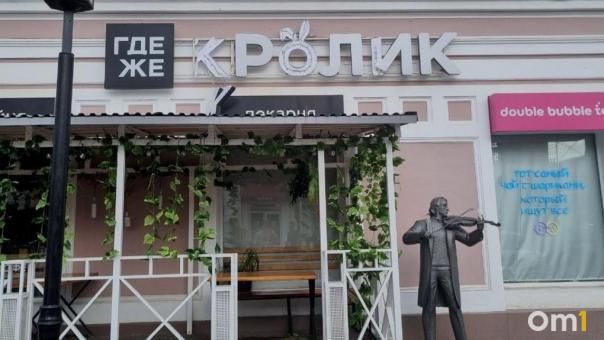 Вандалы разгромили вывеску семейного ресторана в центре Омска