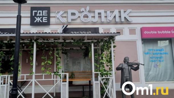 Вандалы разгромили вывеску семейного ресторана в центре Омска