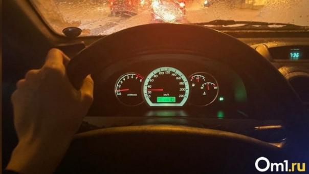 В Омске таксист вышвырнул пассажира из машины и дал ему оплеуху
