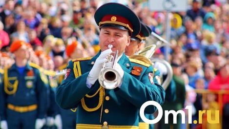 Строевая песня и африканские студенты: репортаж с парада Победы в Омске