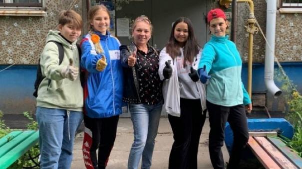 Бойцы школьных трудовых отрядов наводят порядок на улицах Омска