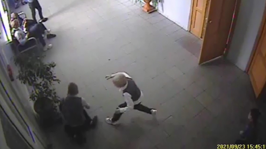 Школьники избивали второклассника. Школьники избивают девочку. Мальчик избивает в школе. Мальчик избивает в школе. Мальчик подрался в школе.