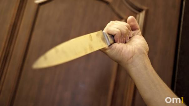 В разгар дня под угрозой ножа омичку ограбили в собственной квартире