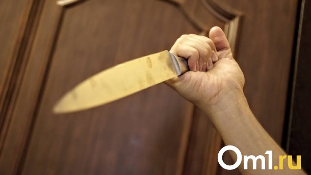 В разгар дня под угрозой ножа омичку ограбили в собственной квартире