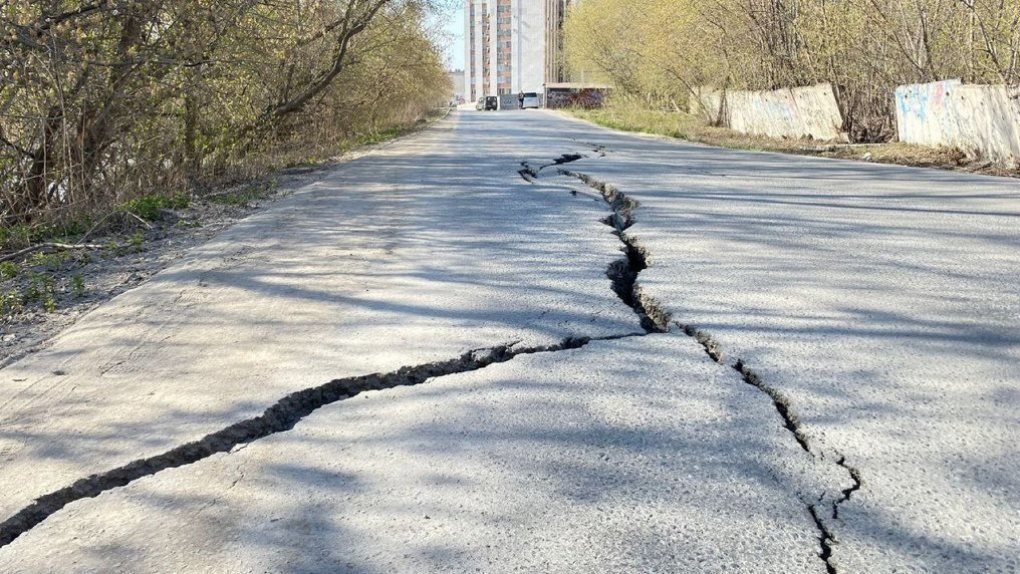 В Омске продолжает «расползаться» дорога на улице Тюменской