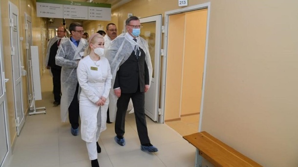 Омский губернатор Бурков оценил, как обновили оборудование в Тарской ЦРБ