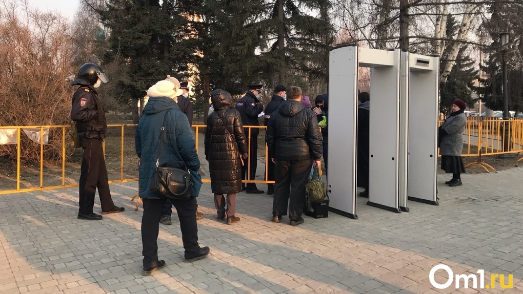 Металлические рамки и предупреждения полиции: в Омске проходит несанкционированный митинг