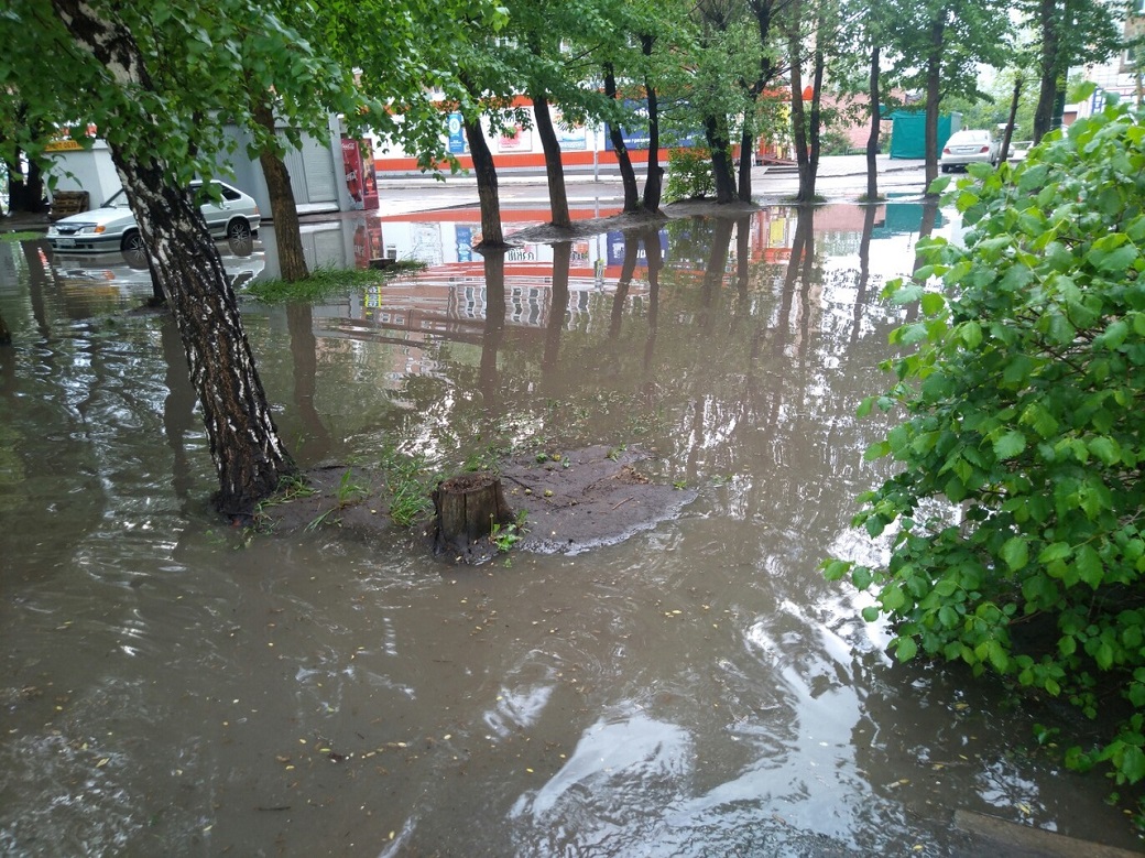 Город омск затопило. Омск потоп. Затопленный двор. Омск после дождя.