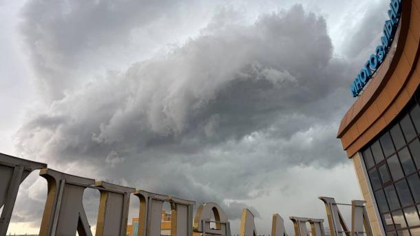 Мощнейшие ливень, ветер и грозы накрыли Омск: куда звонить при ЧС?