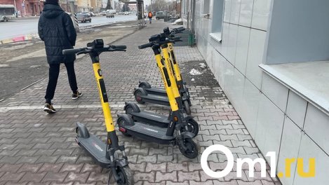 На улицах Омска после зимы появились первые электросамокаты