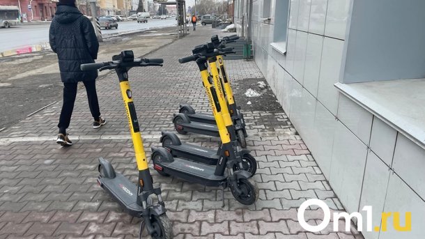 На улицах Омска после зимы появились первые электросамокаты