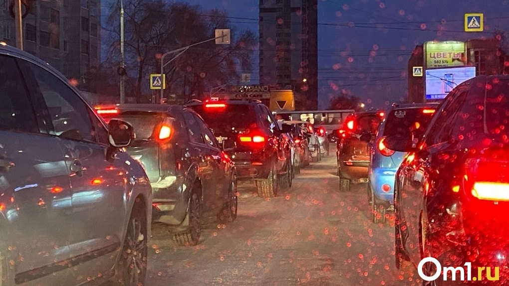 Вчера в Омске случилось 165 дорожных аварий. Это вдвое больше, чем в снегопад