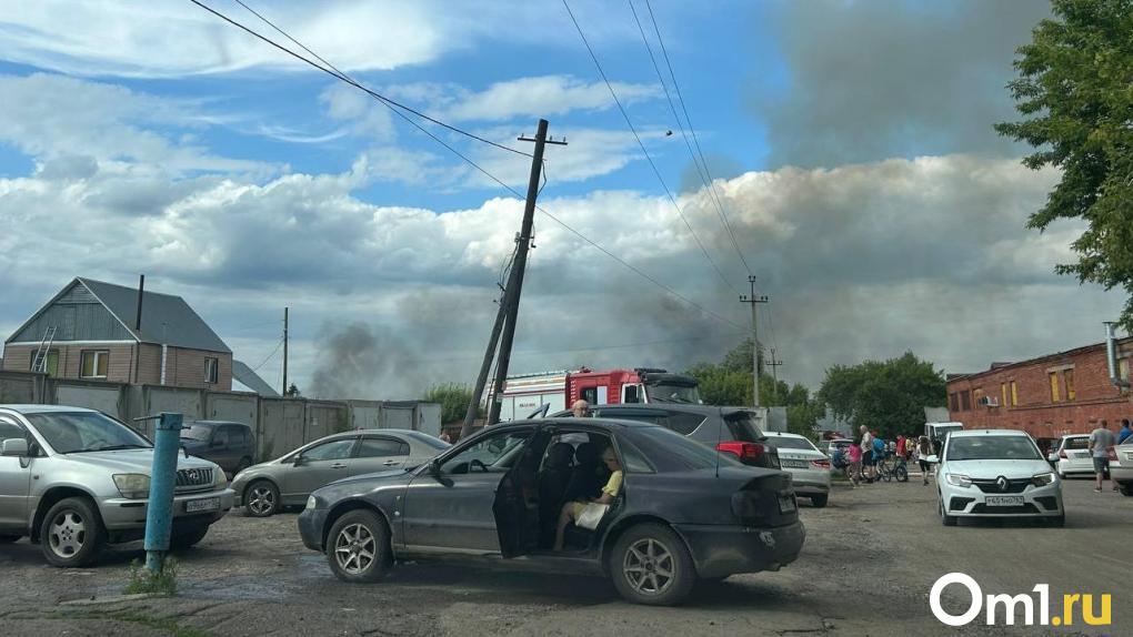 На Линиях крупный пожар, горят дома