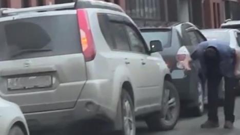 Новосибирец большим ножом проколол колёса у трёх автомобилей