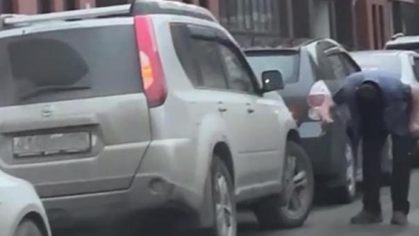Новосибирец большим ножом проколол колёса у трёх автомобилей
