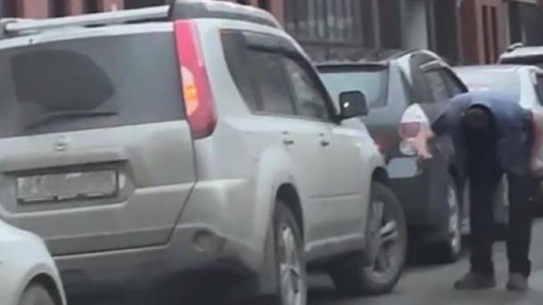 Новосибирец большим ножом проколол колёса у трёх автомобилей